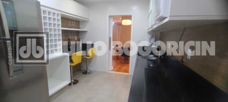 Conheça 25 2 do imóvel - Alto Rua Uruguai, área nobre. Lindíssimo apartamento, 3 quartos (suíte), dependências completas, vaga de garagem. Sol matinal. Metrô Uruguai e farta comércio e condução. NADA A FAZER !!! - JBT305455 - 25 25 2 - 25