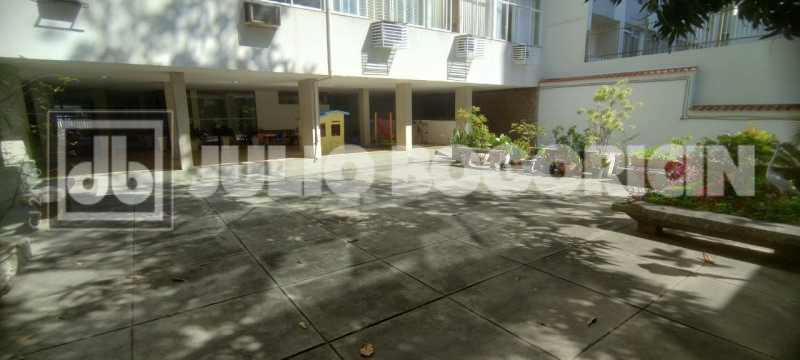 Conheça 28 2 do imóvel - Alto Rua Uruguai, área nobre. Lindíssimo apartamento, 3 quartos (suíte), dependências completas, vaga de garagem. Sol matinal. Metrô Uruguai e farta comércio e condução. NADA A FAZER !!! - JBT305455 - 28 28 2 - 28
