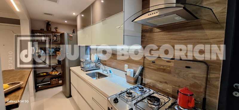 Conheça 1000220372 do imóvel - Julio Bogoricin Vende Apartamento 2 Quartos ( 1 Suíte ) Dependência Completa Cond. Parque Das Rosas Barra da Tijuca - JBB216525 - 22 1000220372 - 22