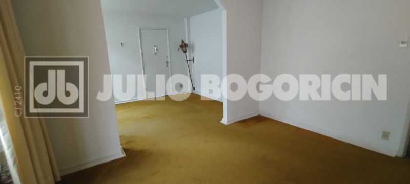 Conheça 1 do imóvel - Amplo apartamento, confortável planta, varanda, 3 quartos, dependências completas, Condomínio baratíssimo. Integração Metrô Uruguai. - JBT305463 - 1 1 - 1