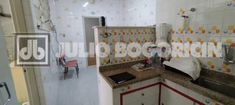 Conheça 24 do imóvel - Amplo apartamento, confortável planta, varanda, 3 quartos, dependências completas, Condomínio baratíssimo. Integração Metrô Uruguai. - JBT305463 - 24 24 - 24