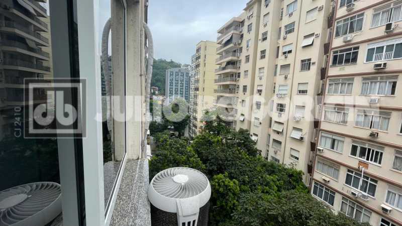 Conheça 160. do imóvel - Copacabana - Rua Felipe de Oliveira - 130m² de área privativa - 3 Dormitórios - 2 Banheiros sociais - Vista Livre e Panorâmica para o verde do Parque Estadual da Chacrinha. - JBC305509 - 32 160. - 32