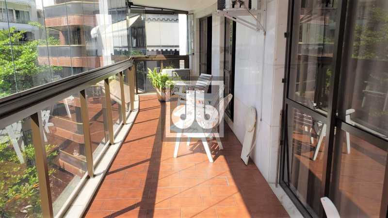 02LeblonPrimeiraQuadraMetroVis - 1