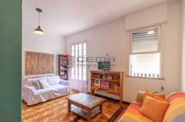 Apartamento com 2 quartos e varanda em Laranjeiras, colado no Largo do Machado. - LAAP25620
