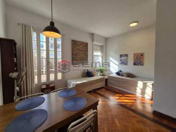 Apartamento com 2 quartos e varanda em Laranjeiras, colado no Largo do Machado. - LAAP25620