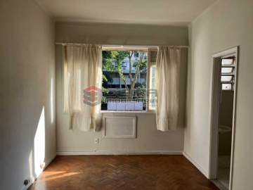 Quarto e sala com área externa em Botafogo - LAKI10862