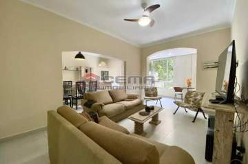 Apartamento amplo e reformado em Copacabana com vaga – Melhor preço por m² - LAAP36634