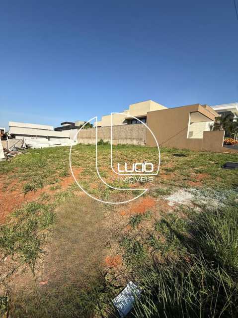 7156353b-e83e-44a6-a806-b062be - 2