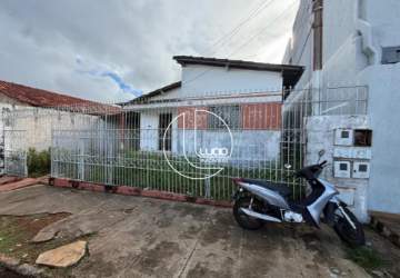 Lote com edificações à venda no Bairro Maracanã. - JL26057