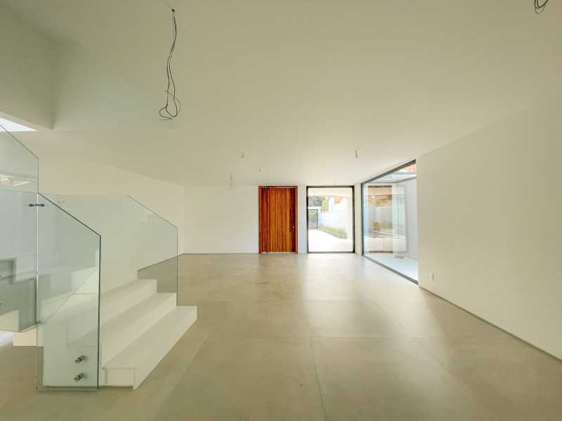 SALA - 8