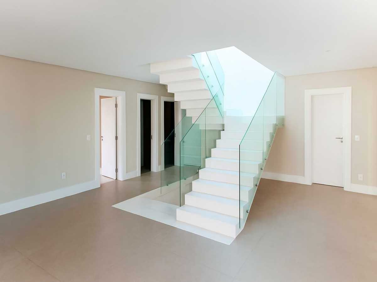 A_photograph_spacious_interior - 5