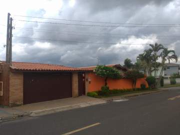 Casa Térrea de Esquina com Piscina no Jardim do Lago - Atibaia/SP - CA07109