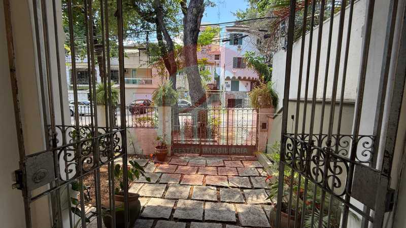 Entrada.  - 2