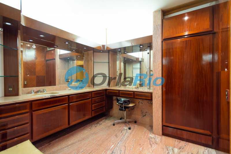 Conheça banheiro da suíte master do imóvel - 4 QUARTOS, 1 VAGA, VARANDA, DEPENDÊNCIA, 4 VAGAS DE GARAGEM, COPACABANA - OLCO40003 - 16 banheiro da suíte master - 16
