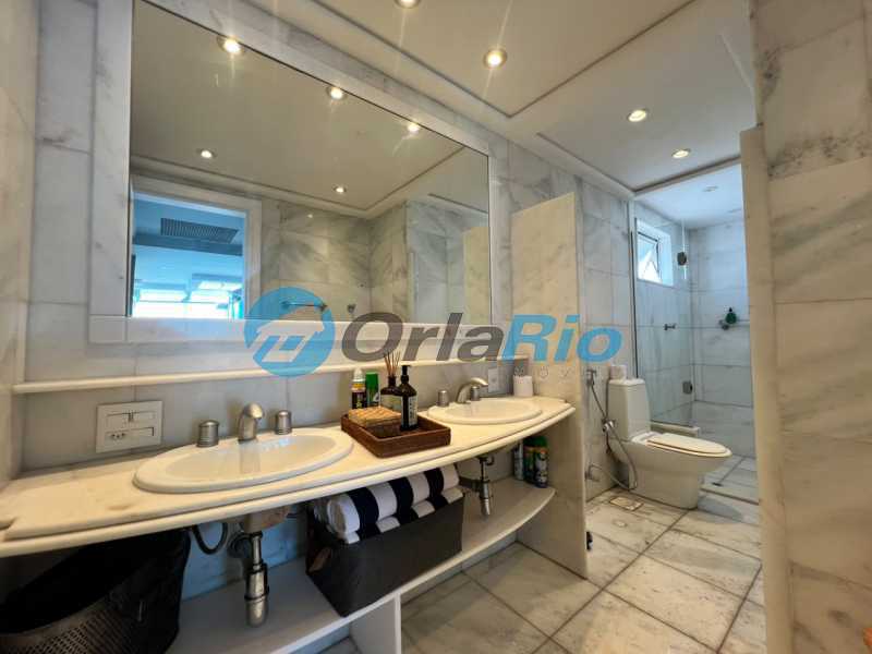 Conheça banheiro master do imóvel - Cobertura à venda Avenida Atlântica, Copacabana, Rio de Janeiro - R$ 17.000.000 - OLCO40049 - 12 banheiro master - 12