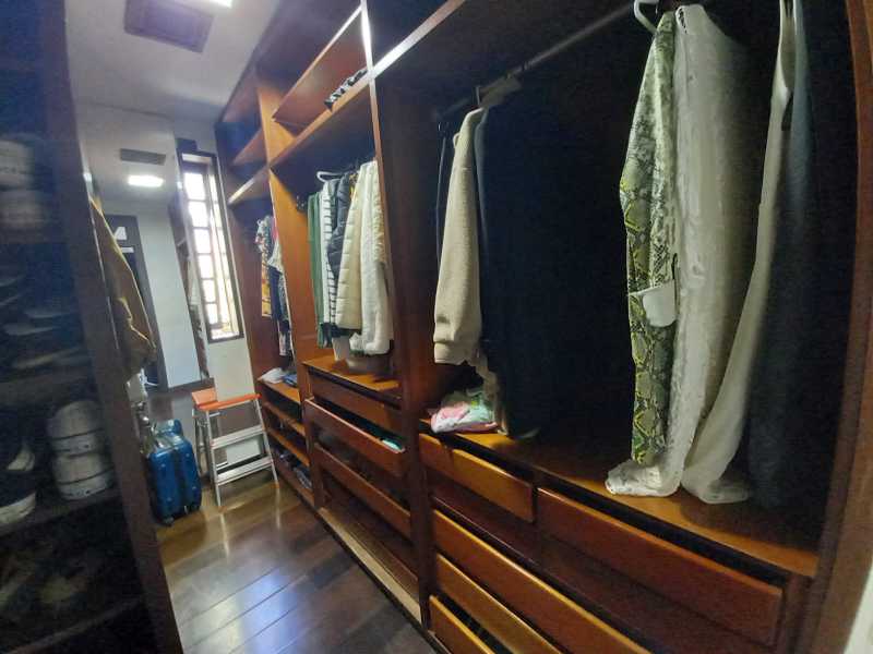 Closet001 - 15