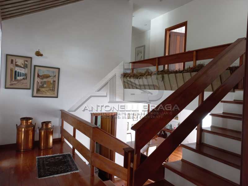 04 Hall de entrada e escadas d - 4