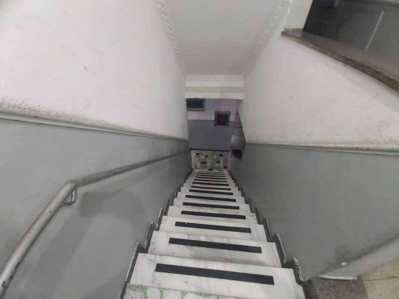 Escada interna prédio - 4