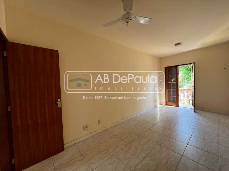 Conheça QUARTO COM VARANDA do imóvel - JARDIM SULACAP - ÓTIMA RESIDÊNCIA, DESOCUPADA, TODA AMPLA, 03 DORMITÓRIOS (01 SUÍTE) - ABCA30234 - 18 QUARTO COM VARANDA - 18