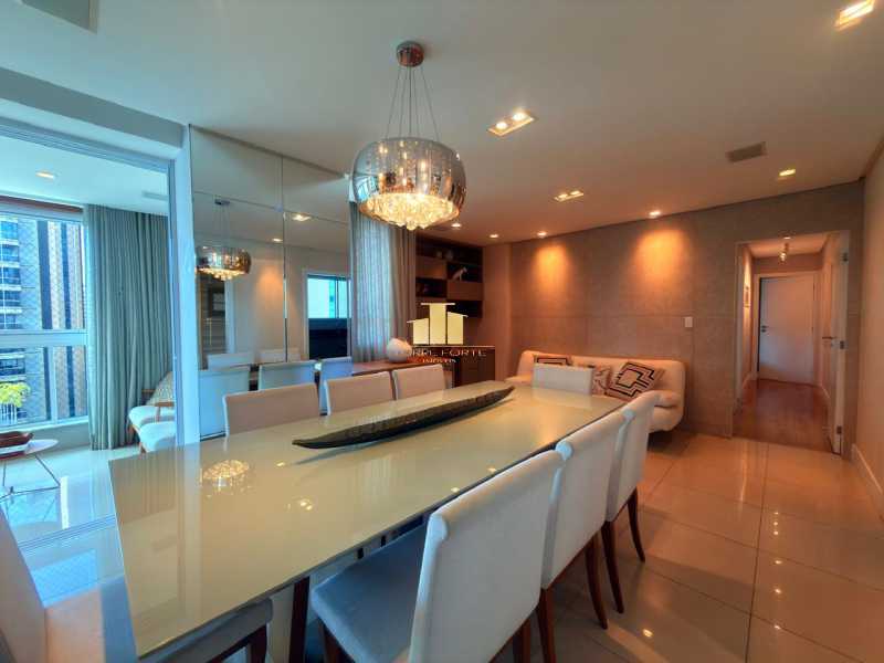 Ótima localização - Apartamento de Alto Luxo no Centro – Condomínio Mont Royal 1 por andar • 181m² • 3 suítes • 4 vagas • Vista livre • Interior impecável - TFAP30159