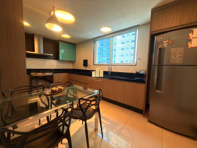 Ótima localização - Apartamento de Alto Luxo no Centro – Condomínio Mont Royal 1 por andar • 181m² • 3 suítes • 4 vagas • Vista livre • Interior impecável - TFAP30159