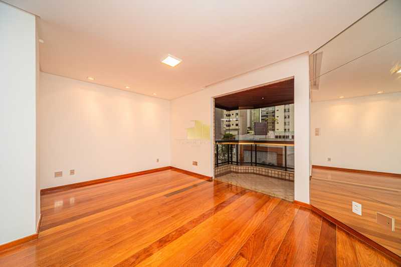 Ótima localização - Apartamento 1 por Andar no Centro de Juiz de Fora - 249m², 4 Quartos, 3 Vagas e Lazer Completo no Edifício Violeta Saggioro - TFAP40016