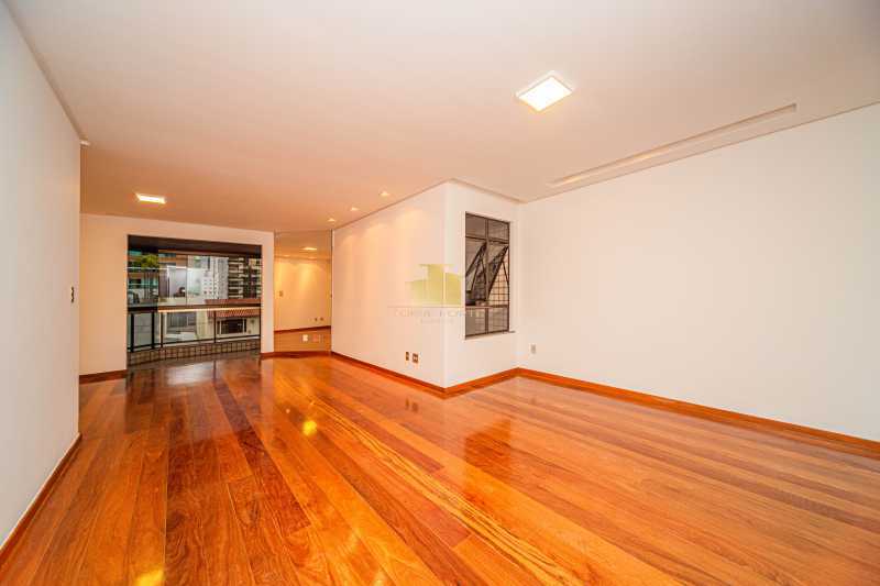 Ótima localização - Apartamento 1 por Andar no Centro de Juiz de Fora - 249m², 4 Quartos, 3 Vagas e Lazer Completo no Edifício Violeta Saggioro - TFAP40016