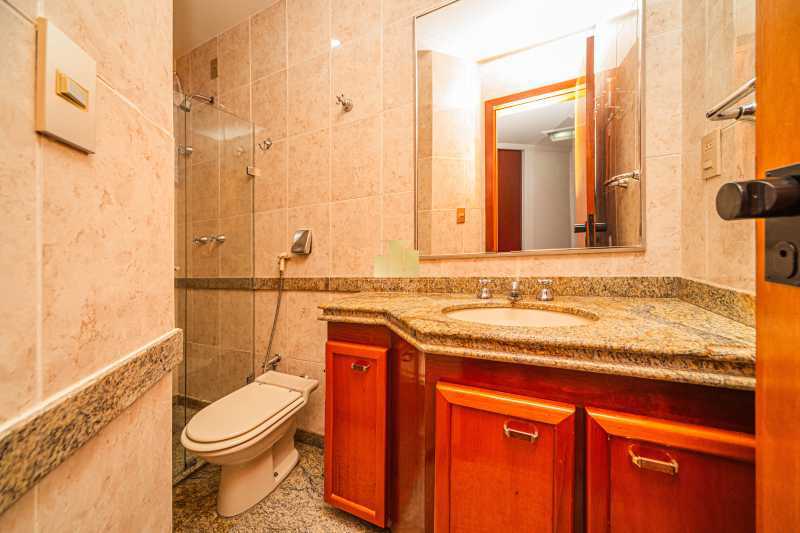 Ótima localização - Apartamento 1 por Andar no Centro de Juiz de Fora - 249m², 4 Quartos, 3 Vagas e Lazer Completo no Edifício Violeta Saggioro - TFAP40016