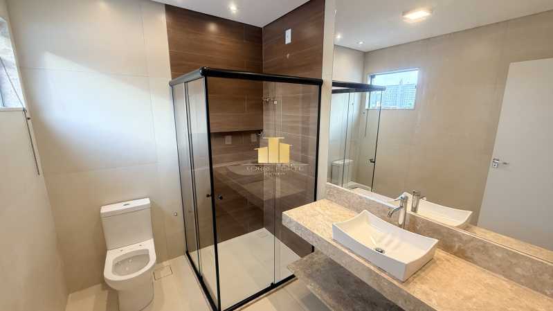 Alto Luxo - Mansão Suspensa com Quintal Gigante: Casa Triplex de Alto Padrão à Venda no Condomínio Reserva São Pedro - O Encontro entre a Modernidade e o Luxo na Cidade Alta - TFCN40005
