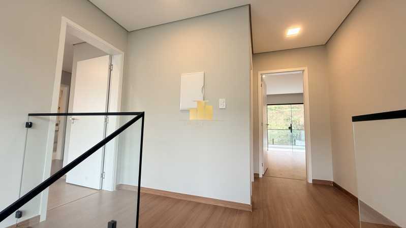 Alto Luxo - Mansão Suspensa com Quintal Gigante: Casa Triplex de Alto Padrão à Venda no Condomínio Reserva São Pedro - O Encontro entre a Modernidade e o Luxo na Cidade Alta - TFCN40005