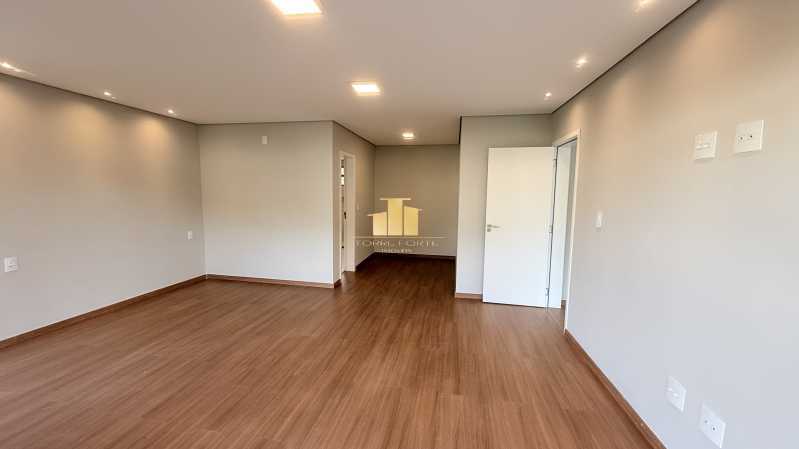 Alto Luxo - Mansão Suspensa com Quintal Gigante: Casa Triplex de Alto Padrão à Venda no Condomínio Reserva São Pedro - O Encontro entre a Modernidade e o Luxo na Cidade Alta - TFCN40005