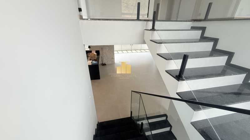 Alto Luxo - Mansão Suspensa com Quintal Gigante: Casa Triplex de Alto Padrão à Venda no Condomínio Reserva São Pedro - O Encontro entre a Modernidade e o Luxo na Cidade Alta - TFCN40005