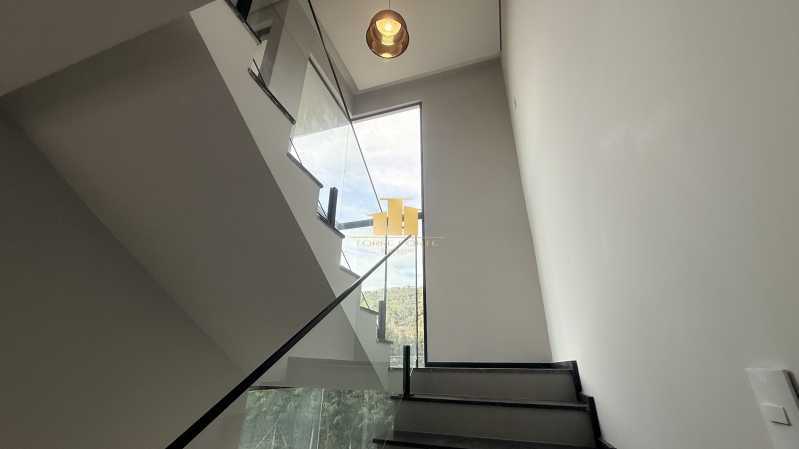 Alto Luxo - Mansão Suspensa com Quintal Gigante: Casa Triplex de Alto Padrão à Venda no Condomínio Reserva São Pedro - O Encontro entre a Modernidade e o Luxo na Cidade Alta - TFCN40005