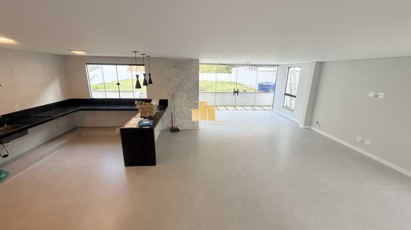 Alto Luxo - Mansão Suspensa com Quintal Gigante: Casa Triplex de Alto Padrão à Venda no Condomínio Reserva São Pedro - O Encontro entre a Modernidade e o Luxo na Cidade Alta - TFCN40005