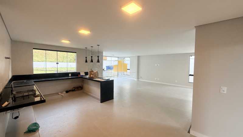 Alto Luxo - Mansão Suspensa com Quintal Gigante: Casa Triplex de Alto Padrão à Venda no Condomínio Reserva São Pedro - O Encontro entre a Modernidade e o Luxo na Cidade Alta - TFCN40005