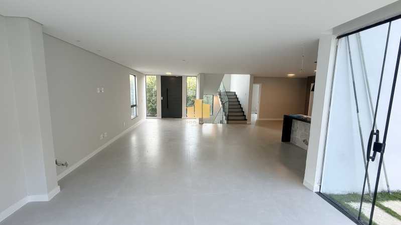 Alto Luxo - Mansão Suspensa com Quintal Gigante: Casa Triplex de Alto Padrão à Venda no Condomínio Reserva São Pedro - O Encontro entre a Modernidade e o Luxo na Cidade Alta - TFCN40005