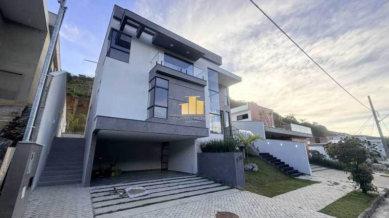 Alto Luxo - Mansão Suspensa com Quintal Gigante: Casa Triplex de Alto Padrão à Venda no Condomínio Reserva São Pedro - O Encontro entre a Modernidade e o Luxo na Cidade Alta - TFCN40005