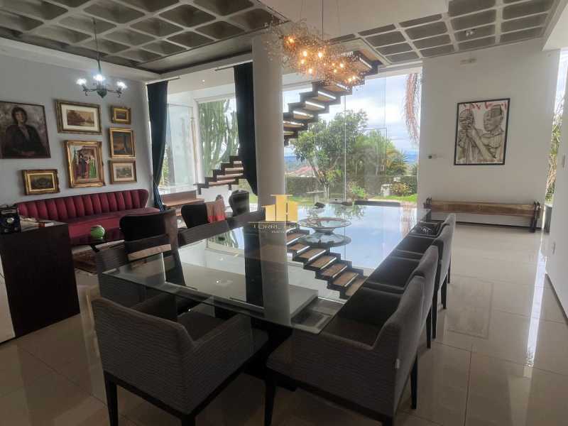 Imperdível - Casa de Alto Luxo à venda, cotendo 4 Suítes com closet, área gourmet e piscina no Novo Horizonte - TFCA40002