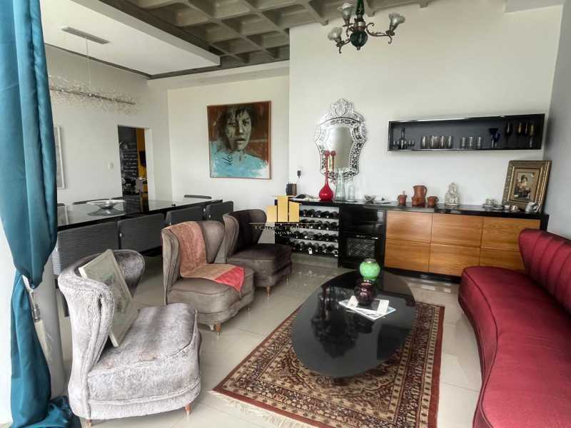 Imperdível - Casa de Alto Luxo à venda, cotendo 4 Suítes com closet, área gourmet e piscina no Novo Horizonte - TFCA40002