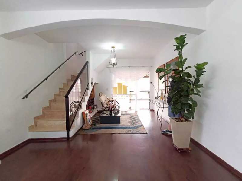 Imperdível - Casa Duplex à Venda no Condomínio São Lucas - TFCN50002