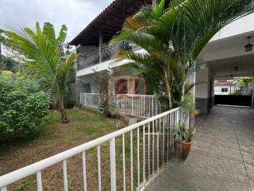 Casa duplex, com 245m2, 4 quartos, 1 suíte, em local de área verde. - CS3304