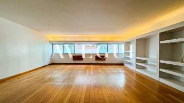 Apartamento de 3 quartos com 1 vaga na quadra da praia em Ipanema. - ALAP30224