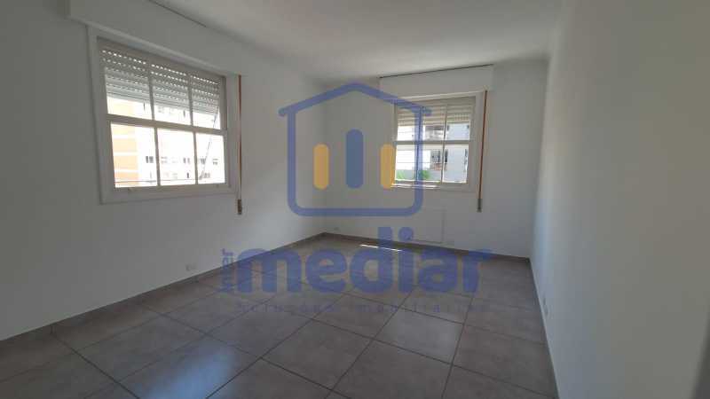 10 SUITE 01 3 - 22