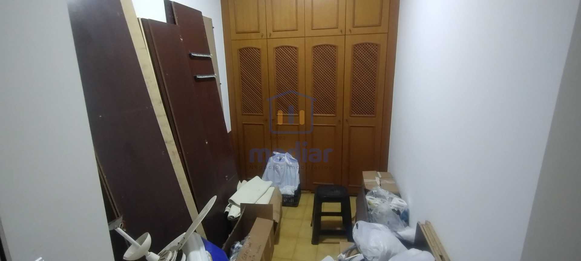 Dependência de Empregada - 22