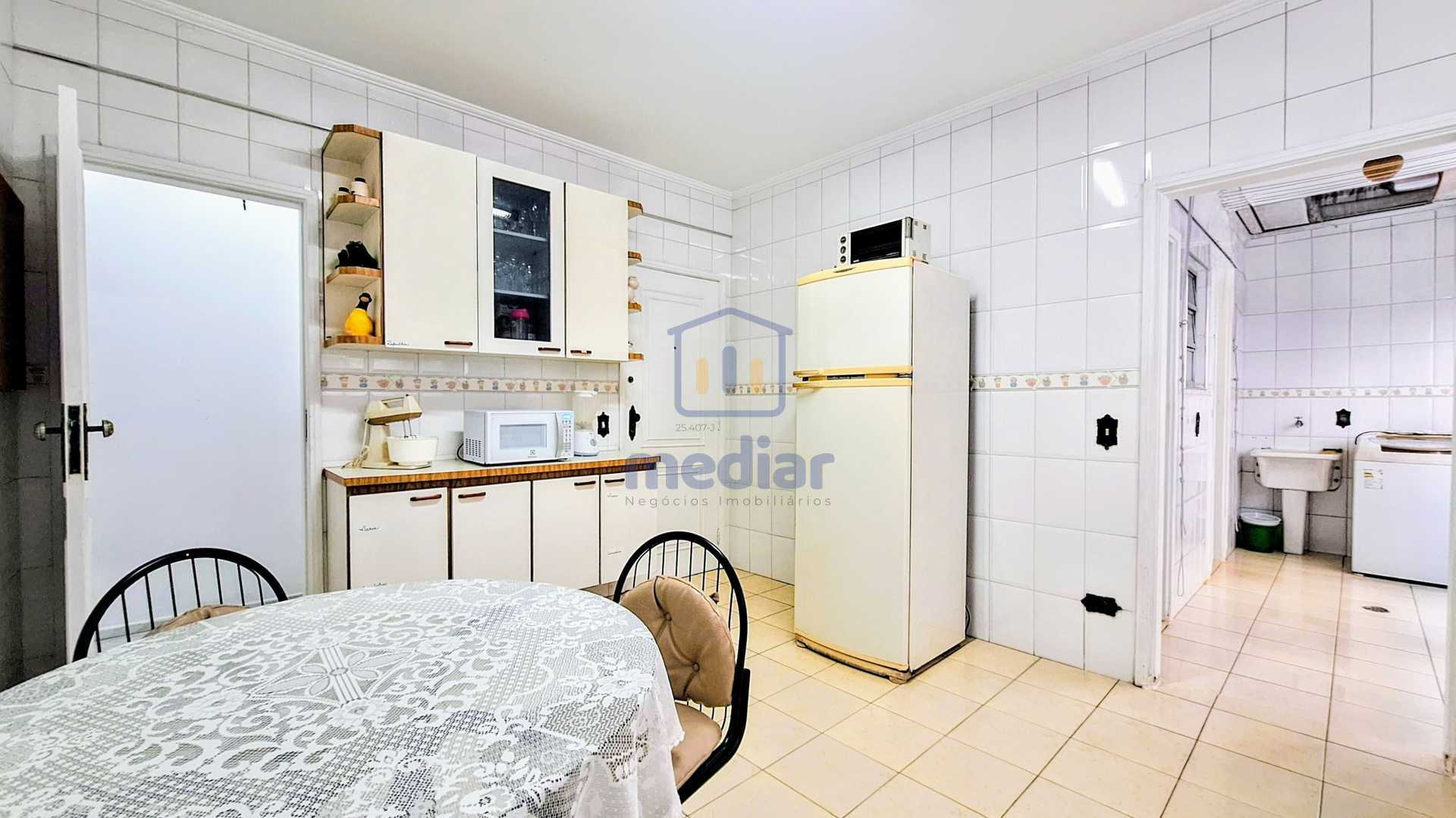 Cozinha ampla e iluminada - 1