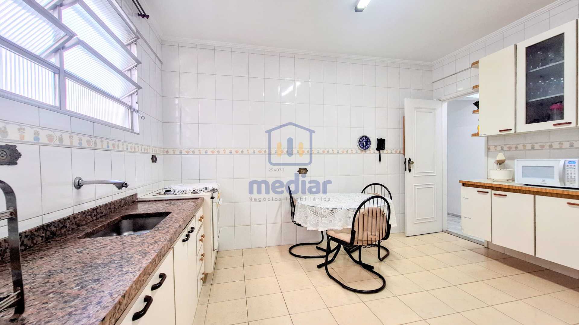 Cozinha ampla e iluminada - 2