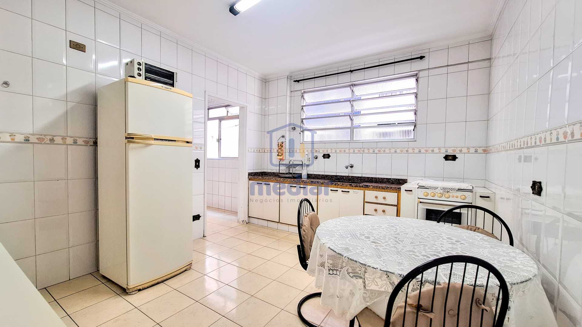 Cozinha ampla e iluminada - 3