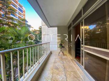 Espetacular - Excelente apartamento na primeira quadra da praia e na melhor localização do quadrilátero. São quatro quartos, suíte, varanda, duas vagas, playground e portaria 24h. - MQAP40309