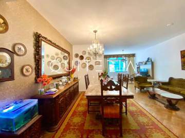 Ótima localização - Excelente apartamento em localização privilegiada, próximo a Praça Nossa Senhora da Paz. São quatro quartos, possibilidade de suíte, uma vaga e portaria com horário estendido. - MQAP40055