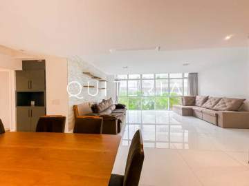 Espetacular - Excelente apartamento totalmente reformado na quadra da praia, com vista lateral mar e Cristo Redentor. São quatro Suítes, duas vagas e portaria 24h. - MQAP40730